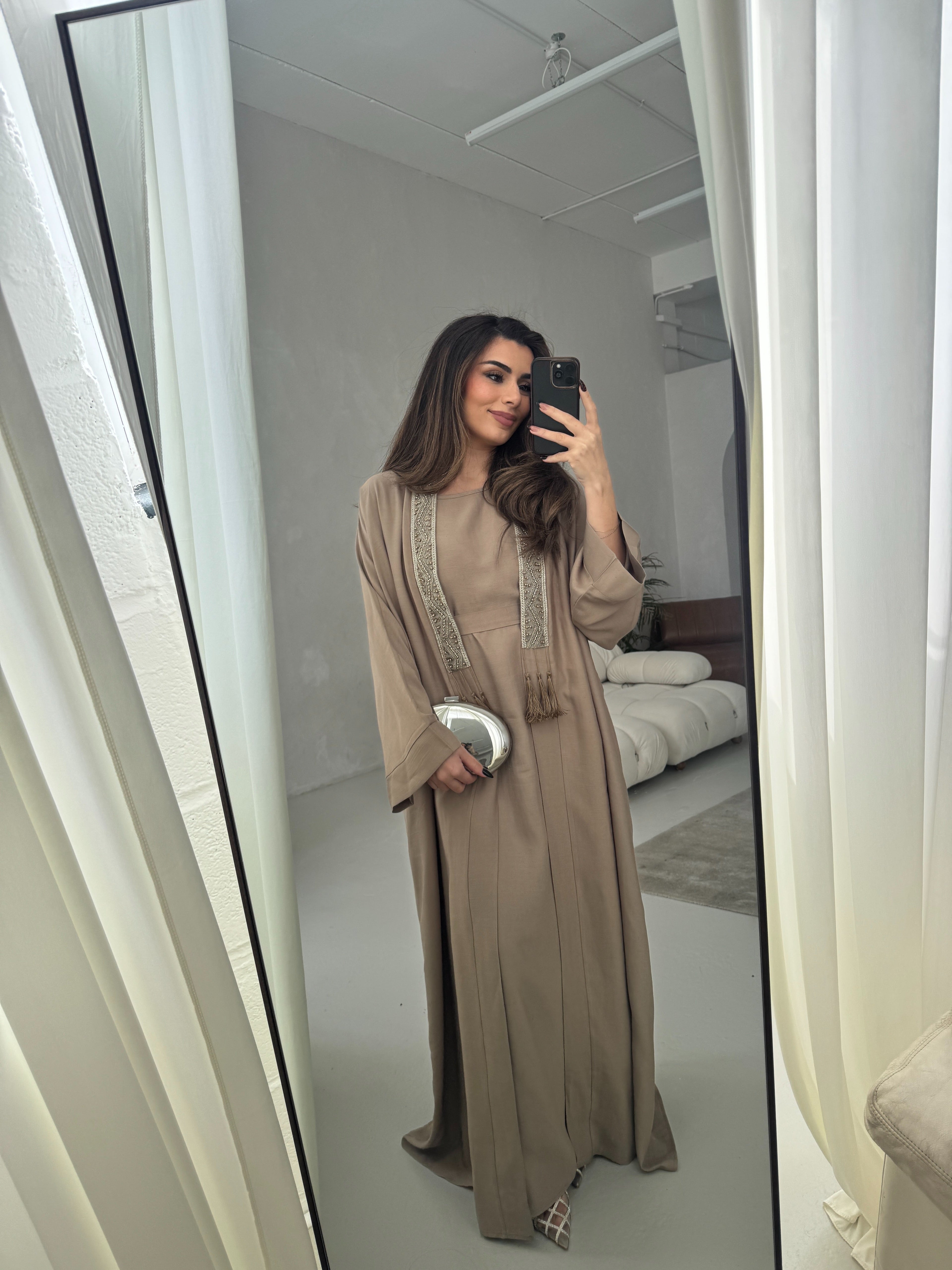 ABAYA DEUX PIÈCES TAUPE AVEC DÉTAILS ORNÉS - DEEMA