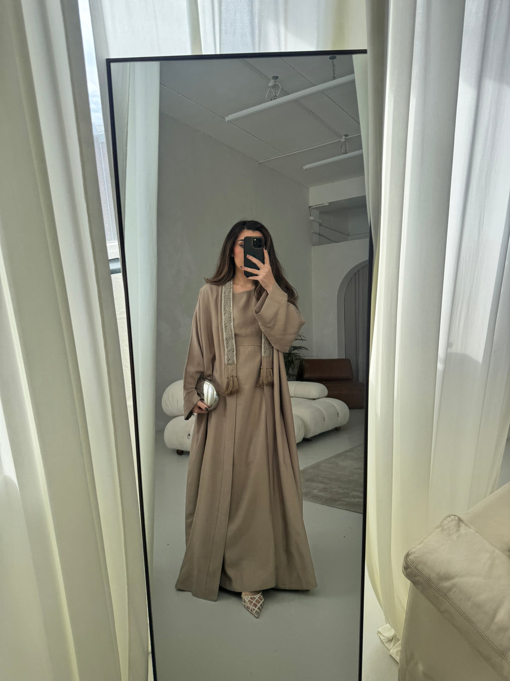 ABAYA DEUX PIÈCES TAUPE AVEC DÉTAILS ORNÉS - DEEMA