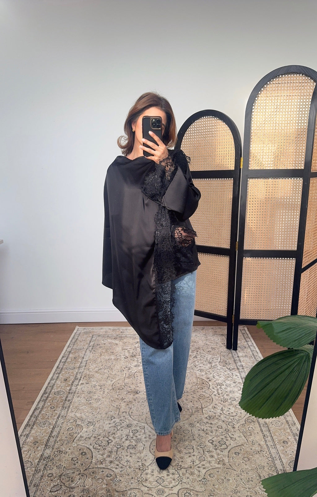 HAUT FOULARD NOIR AVEC DENTELLE DÉTAIL - LANA