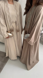 ABAYA DEUX PIÈCES CRÈME AVEC DÉTAILS ORNÉS - DEEMA