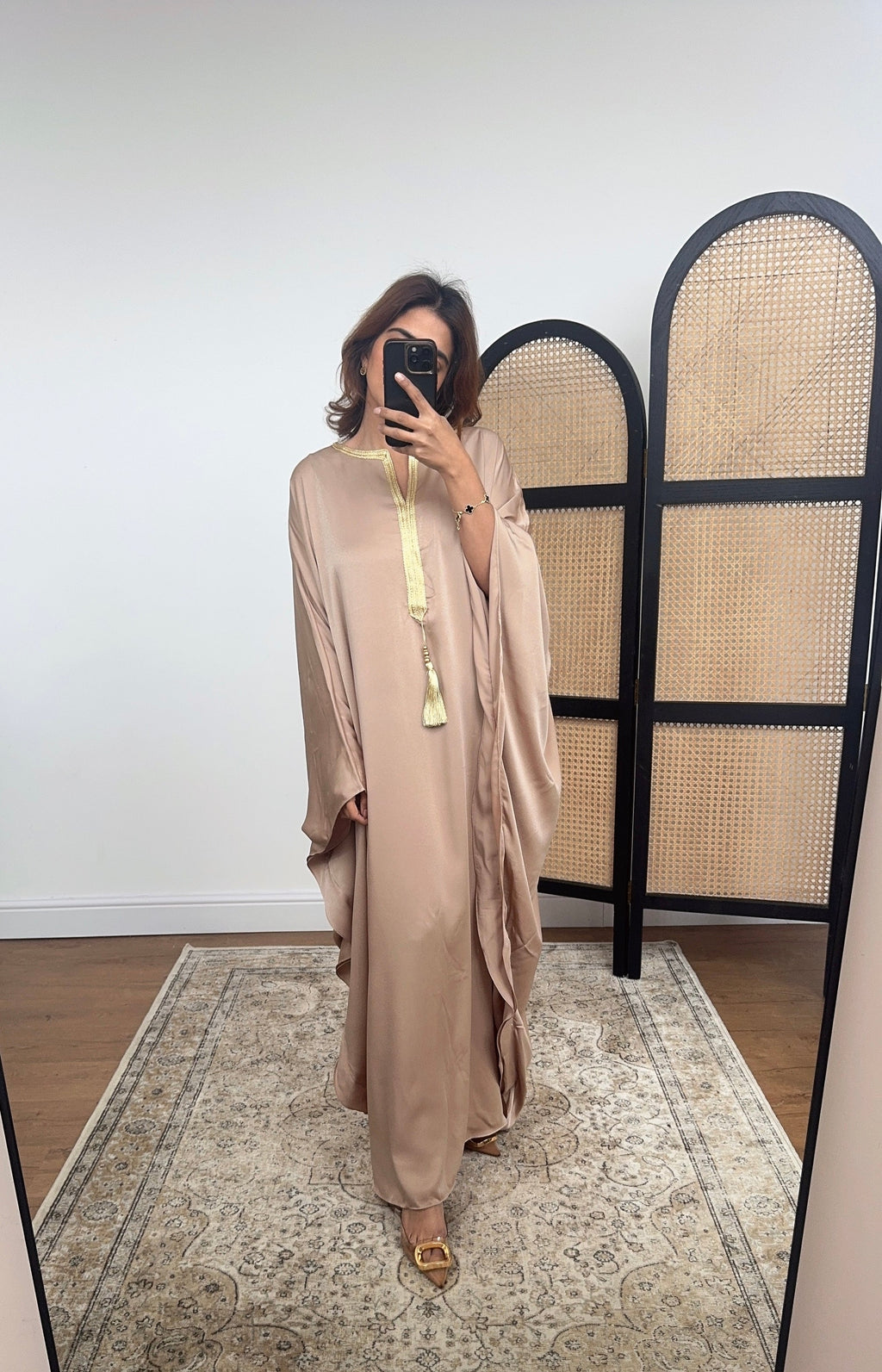 BEIGE CAFTAN ROBE AVEC DORÉ TASSEL - CAIA