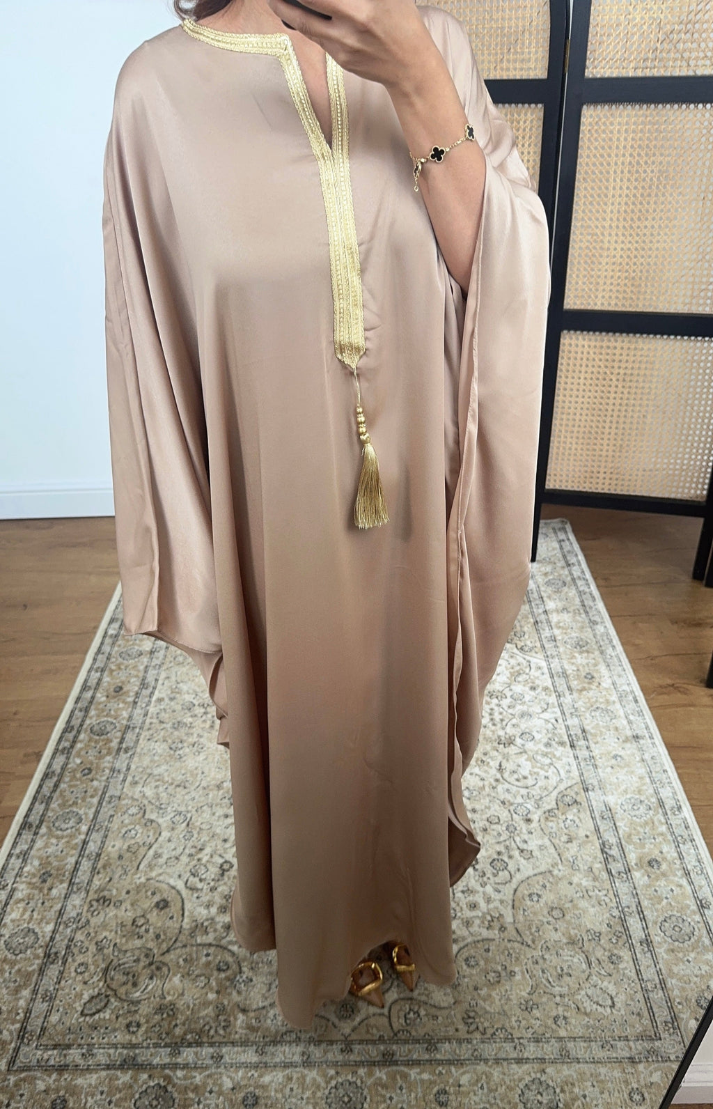 BEIGE CAFTAN ROBE AVEC DORÉ TASSEL - CAIA