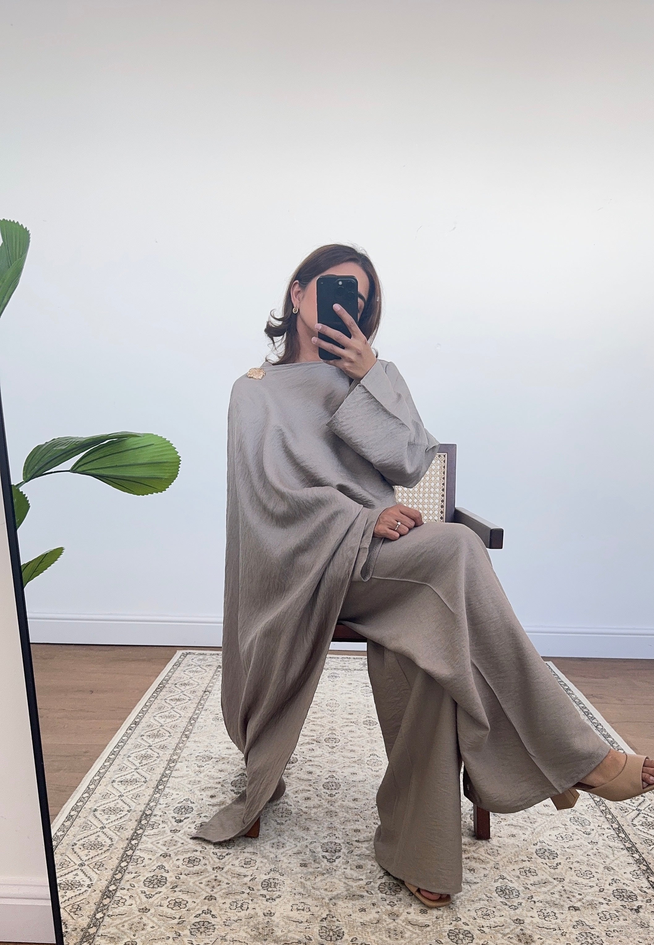 ENSEMBLE FOULARD TAUPE AVEC DORÉ BROCHE - ARYA