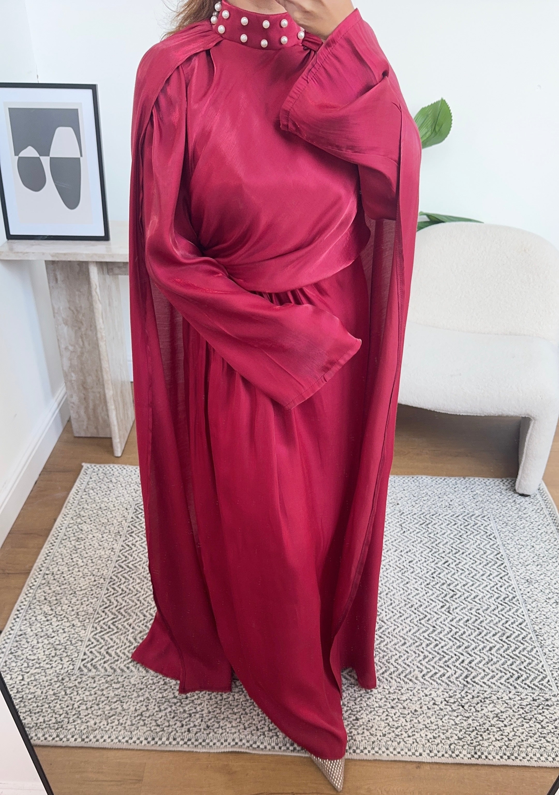 ROBE CAPE COL MONTANT PERLE DÉTAIL ROUGE - AMARA