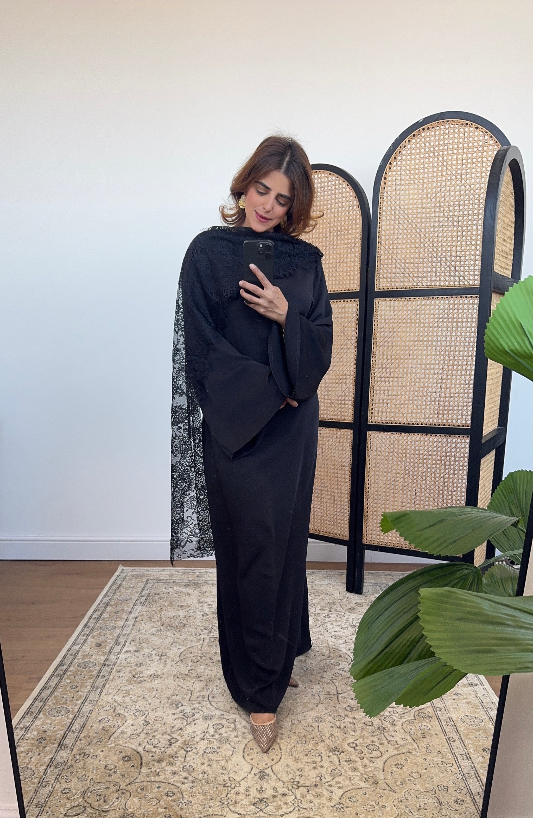 ROBE SATIN NOIR AVEC DENTELLE FOULARD - MALIKA