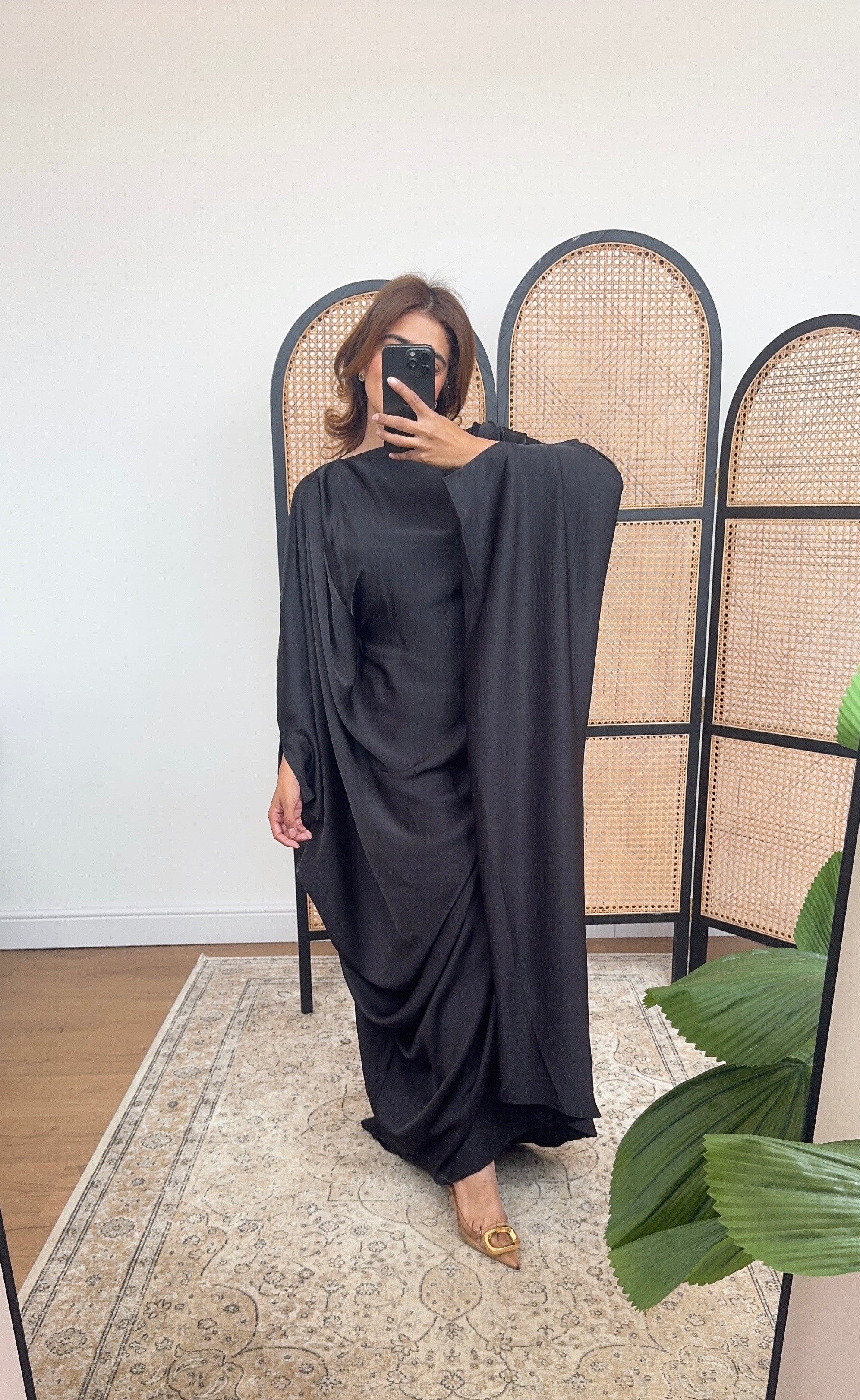 CAFTAN DRAPÉ NOIR AVEC INNER NOUÉ CEINTURE - ARWA