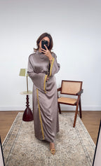 ROBE TAUPE/MOUTARDE AVEC DENTELLE DÉTAIL - ELARA