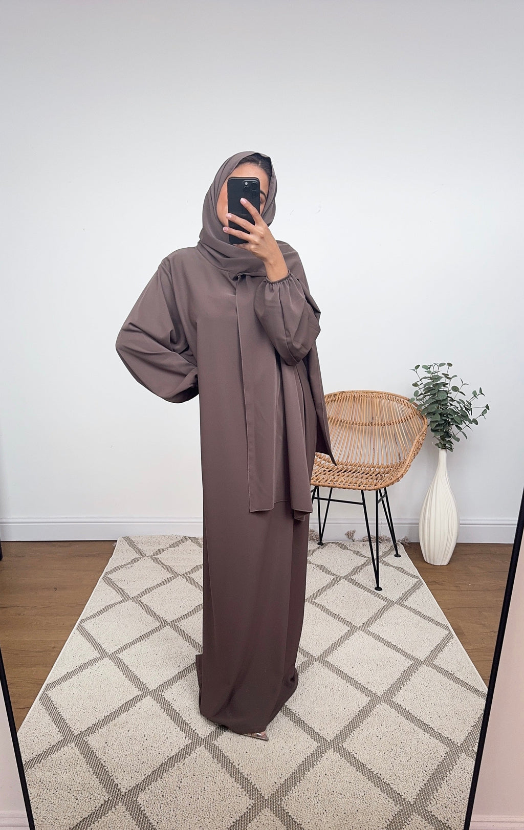 ABAYA AVEC ATTACHE FOULARD TAUPE - LAYLI
