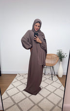 ABAYA AVEC ATTACHE FOULARD TAUPE - LAYLI