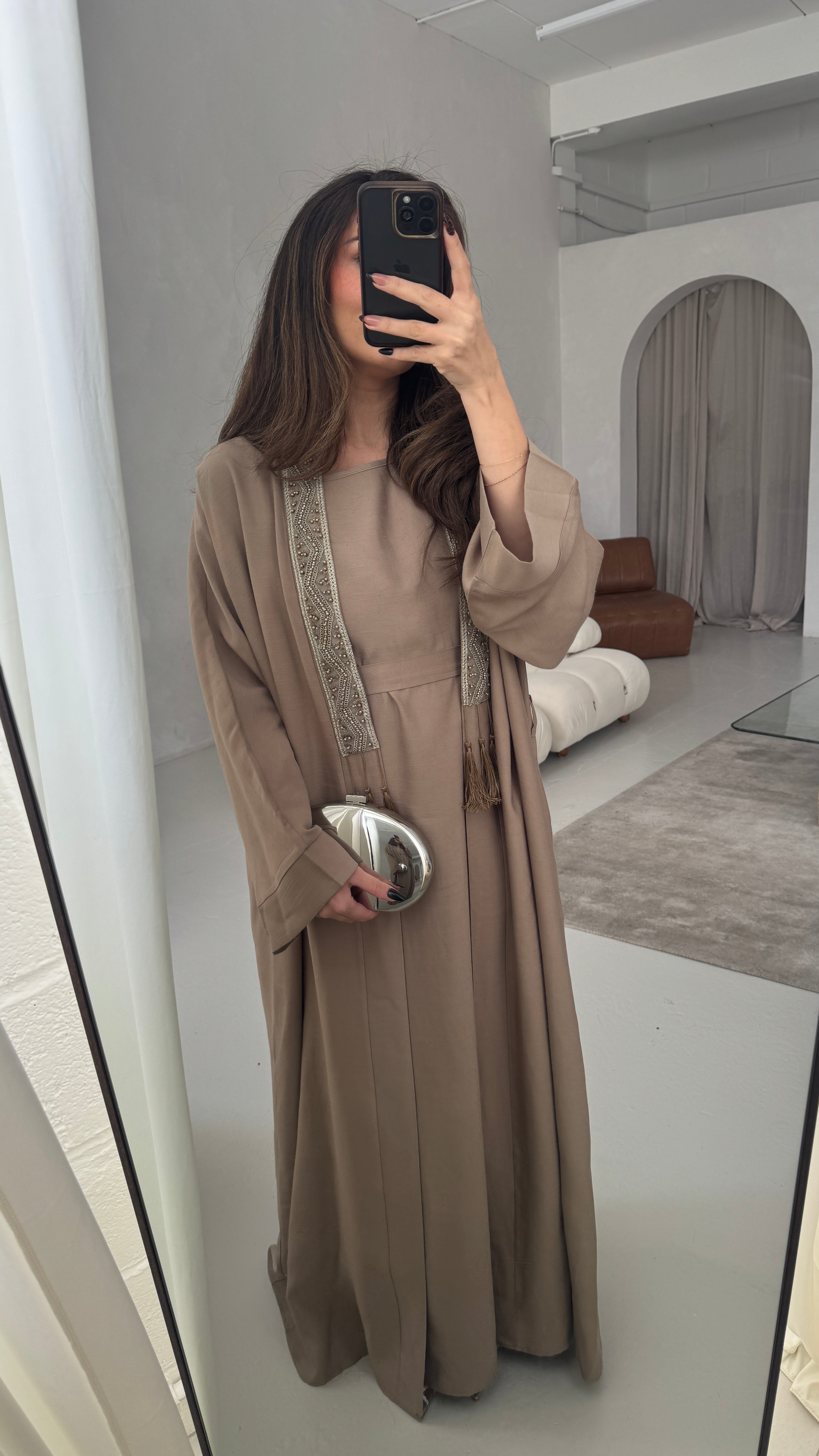 ABAYA DEUX PIÈCES TAUPE AVEC DÉTAILS ORNÉS - DEEMA