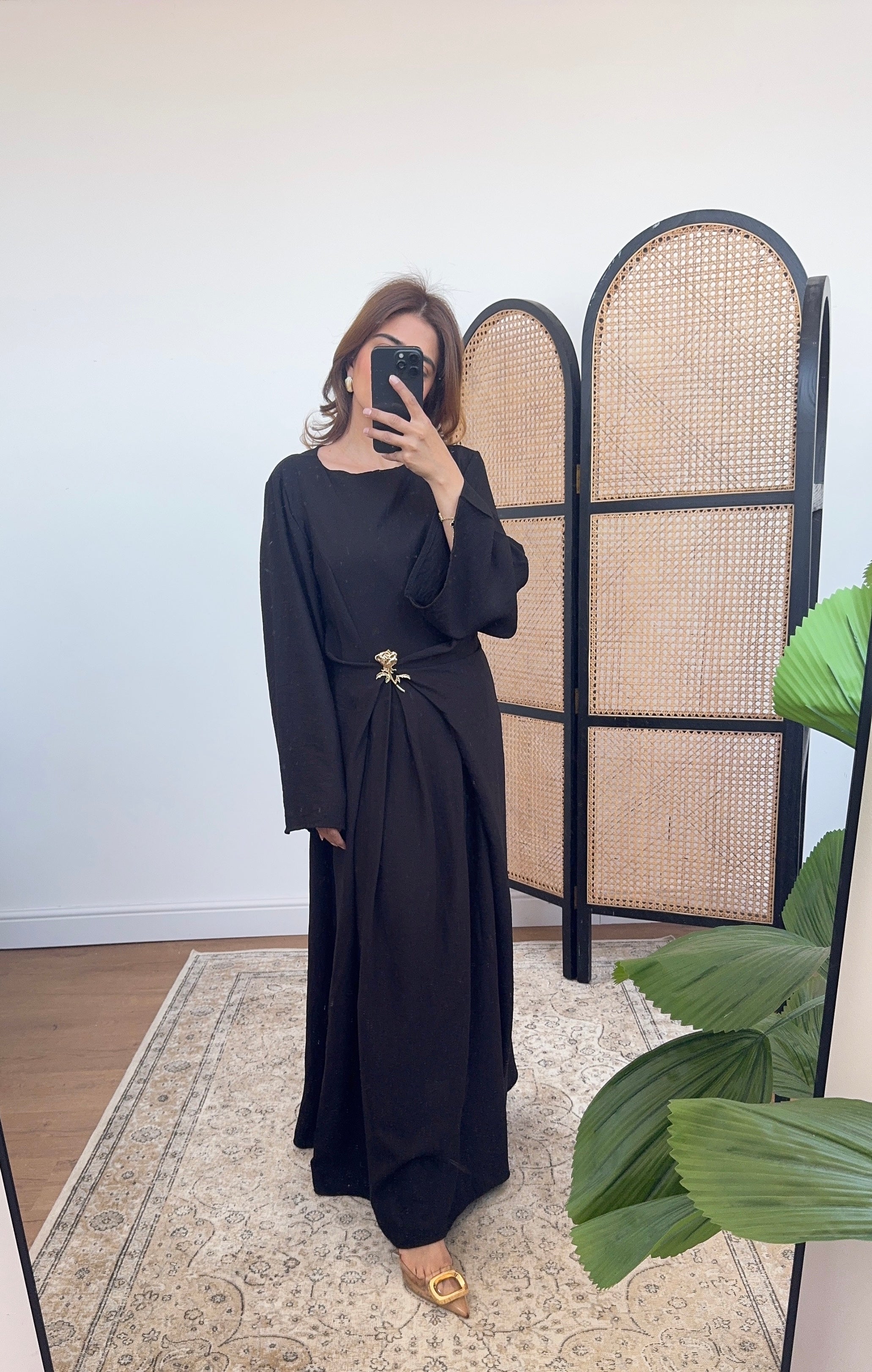 ROBE NOIR AVEC DORÉ BROCHE - GIA