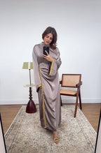 ROBE TAUPE/MOUTARDE AVEC DENTELLE DÉTAIL - ELARA