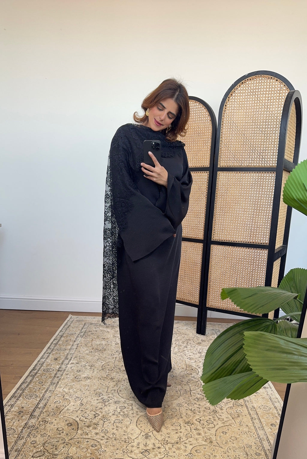 ROBE SATIN NOIR AVEC DENTELLE FOULARD - MALIKA