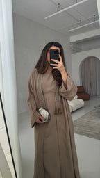 ABAYA DEUX PIÈCES TAUPE AVEC DÉTAILS ORNÉS - DEEMA